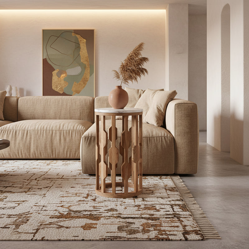 Een sfeervolle, modern-klassieke woonkamerinrichting met een stijlvolle houten bijzettafel, een comfortabele beige loungebank en een vloerkleed, dienend als hooflnavigatie naar het overzicht van alle collecties.