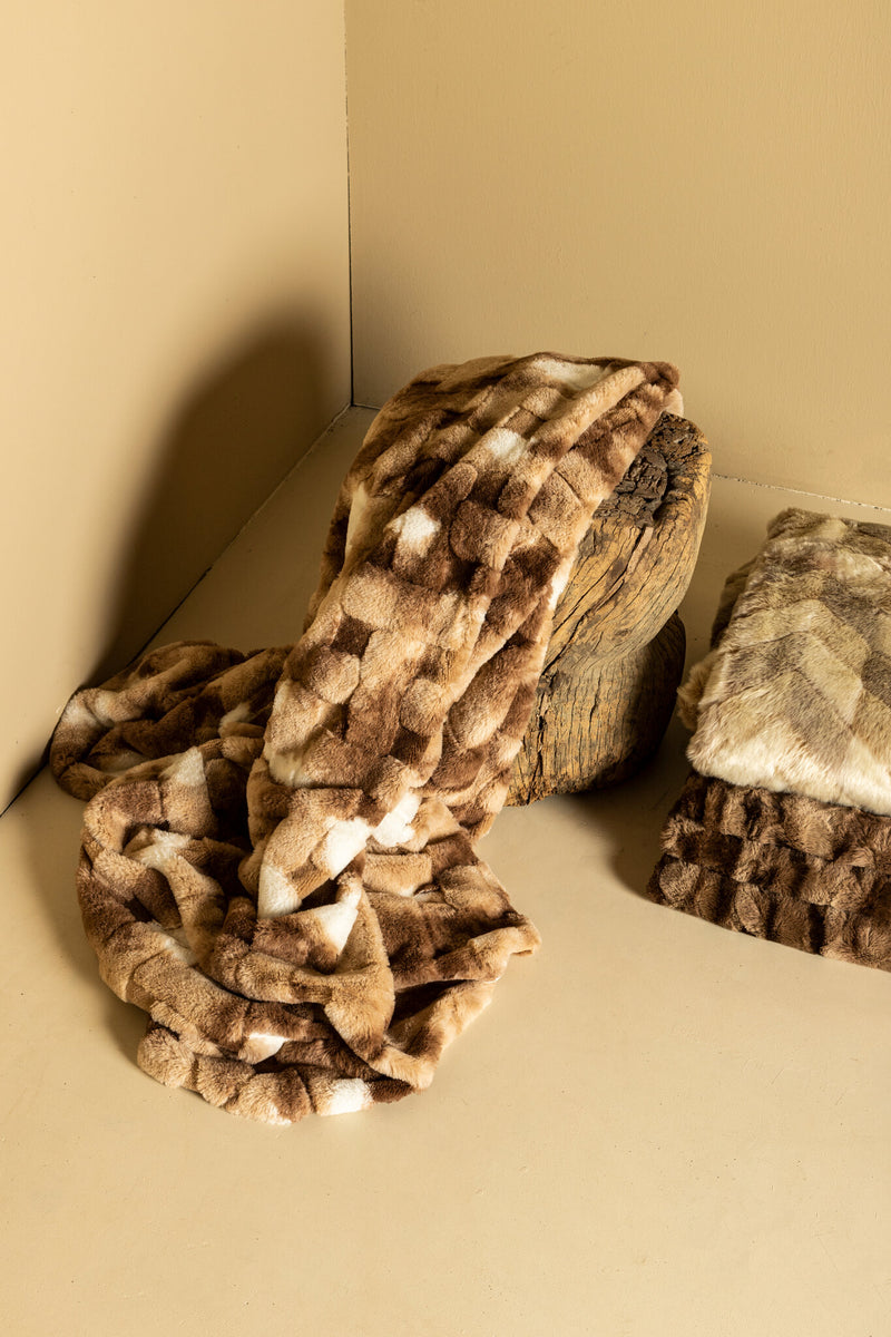 Klik hier om naar de categorie textiel te gaan en ontdek de complete collectie van PTMD en Pole to Pole , zoals sierkussens, plaids en vloerkleden.
