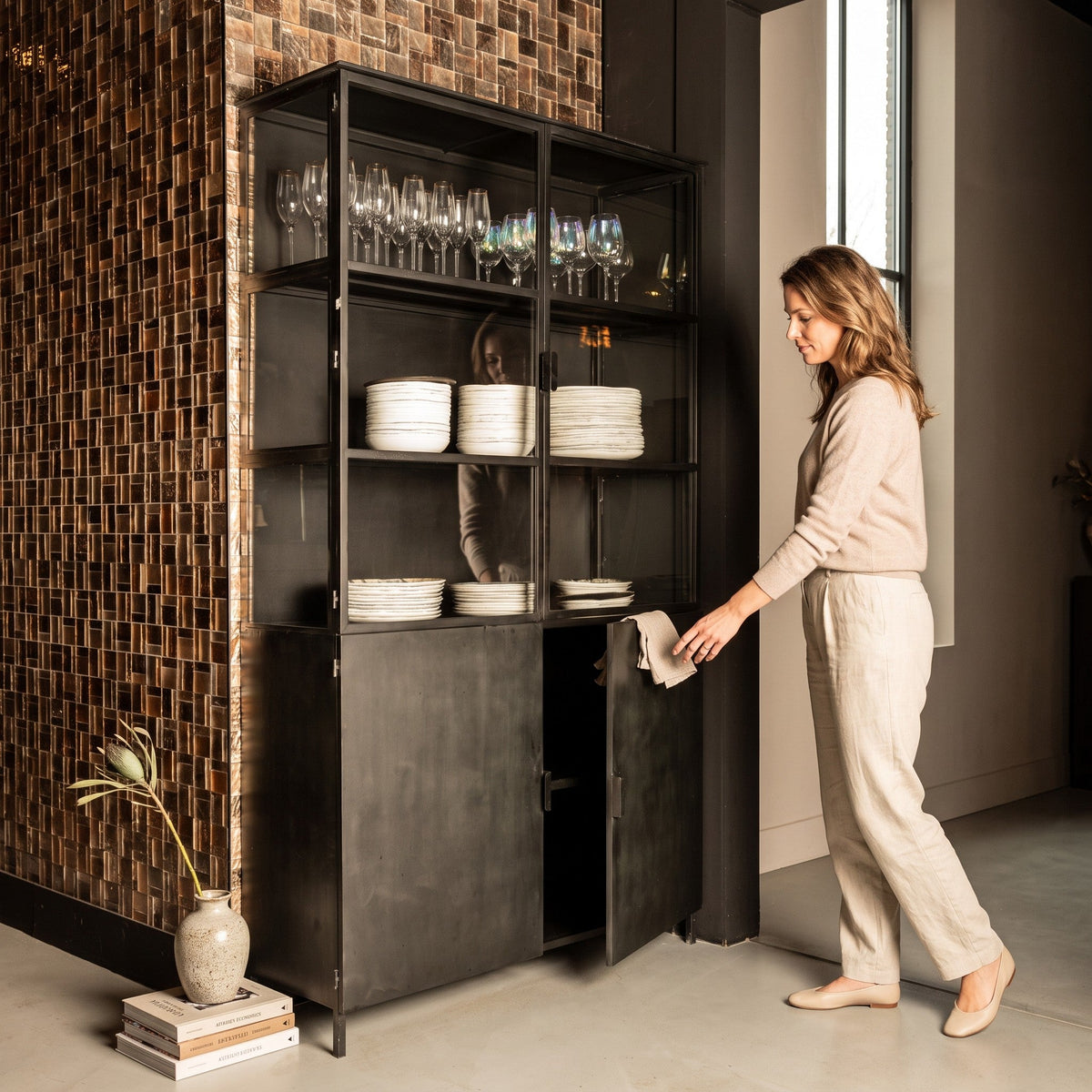 PTMD Elina Vitrinekast | Zwart IJzer & Glas - PTMD - Woonboutique