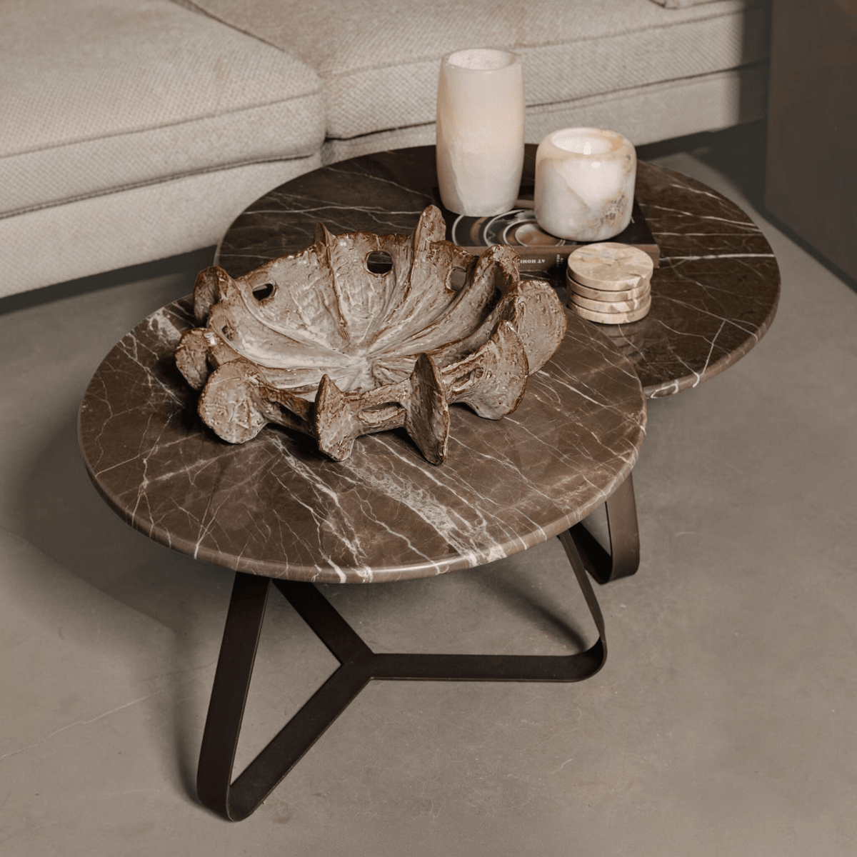 PTMD | Kae Salontafel | Donkerbruin Marmer Rond IJzeren Poten S - PTMD - Woonboutique