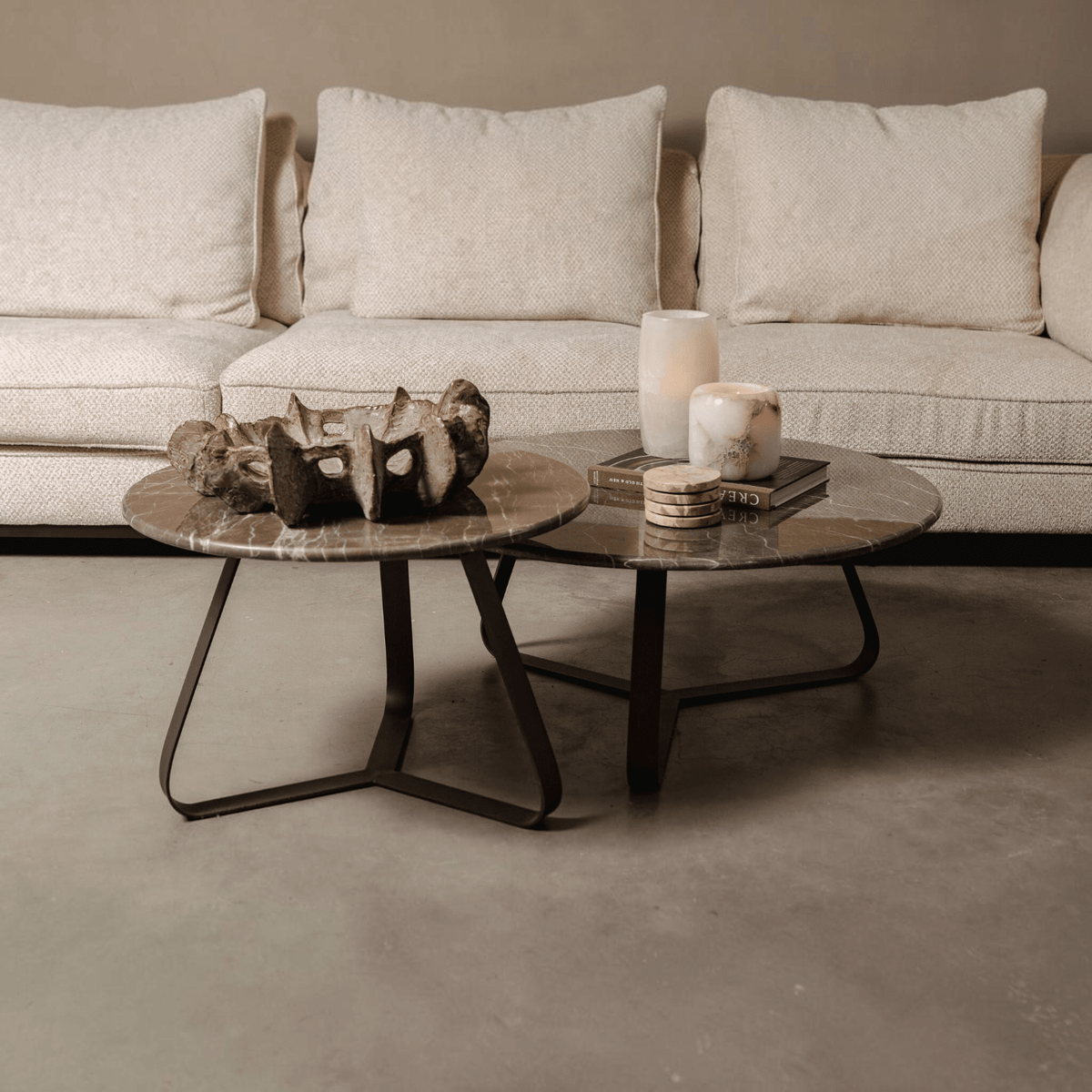 PTMD | Kae Salontafel | Donkerbruin Marmer Rond IJzeren Poten S - PTMD - Woonboutique