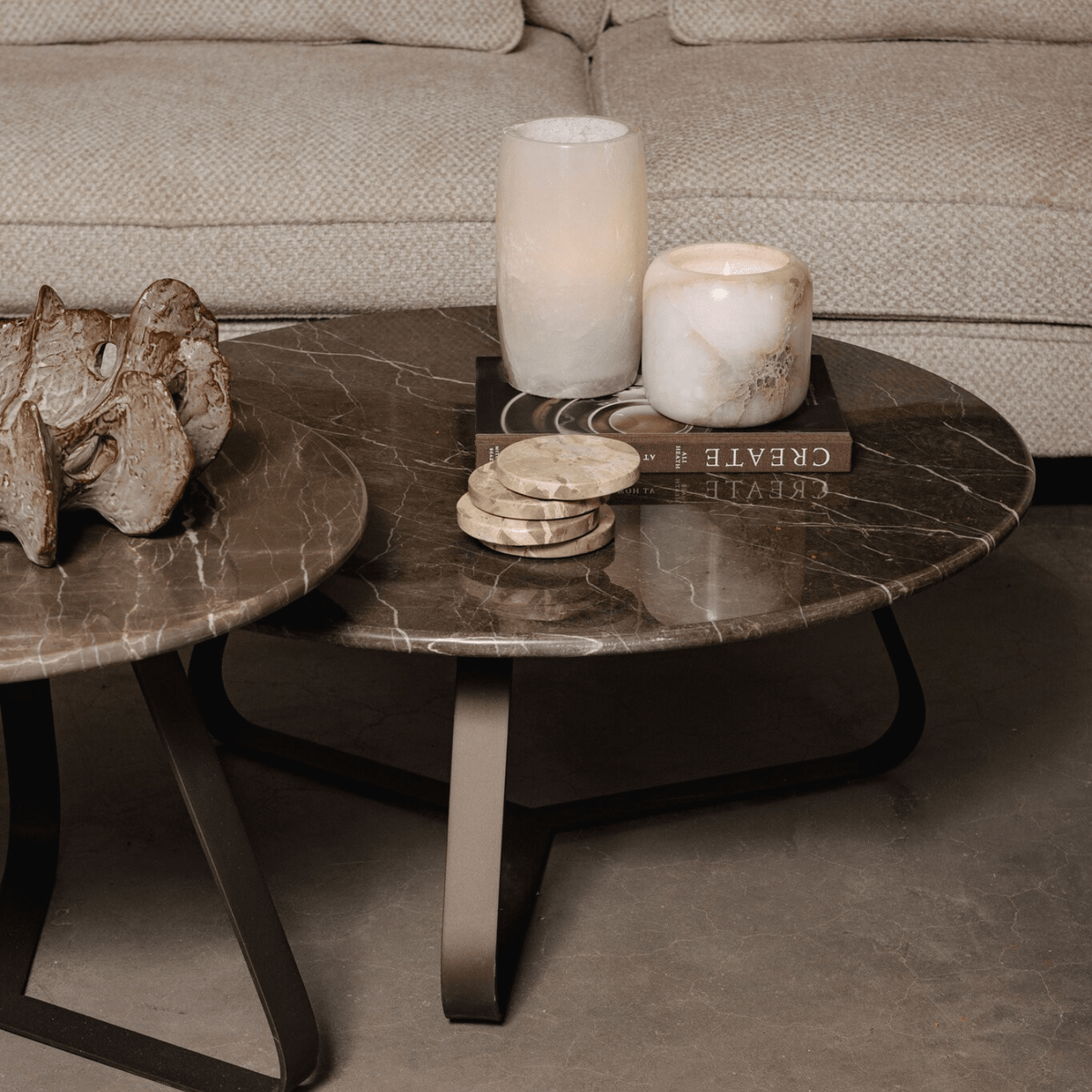 PTMD | Kae Salontafel | Donkerbruin Marmer Rond IJzeren Poten S - PTMD - Woonboutique