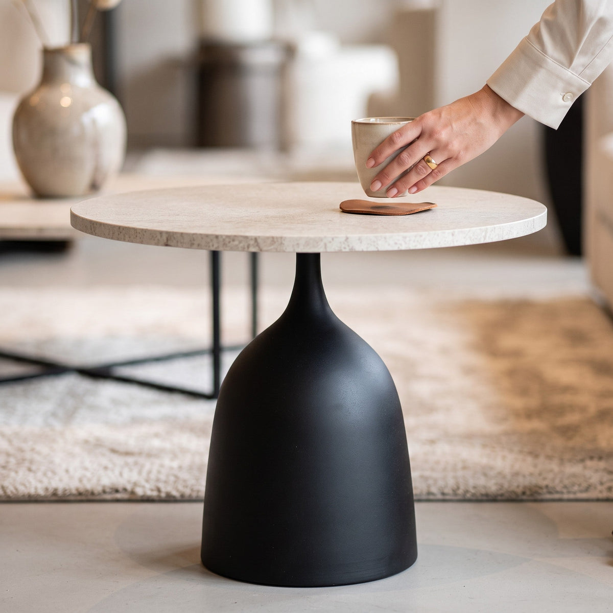 PTMD | Patras Bijzettafel | Beige Marmer met Zwart Stalen Onderstel - PTMD - Woonboutique
