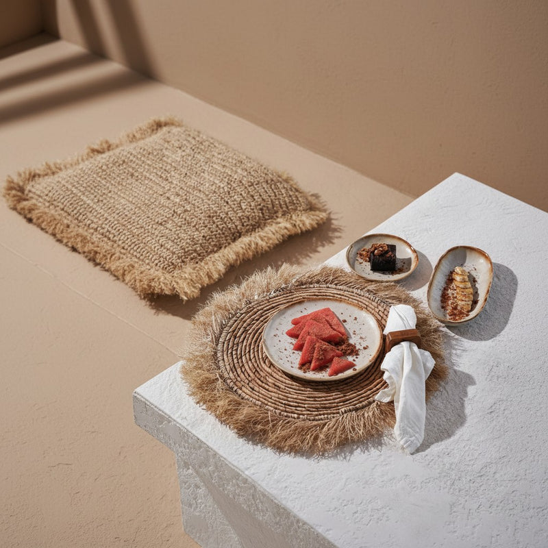 Een stijlvol gedekte wabi-sabi tafel met aardewerk servies, placemats en hapjes in een boho look, dienend als navigatielink naar de tafelen collectie met subcategorieën zoals barkrukken, bestek & servies, eetkamerbanken, eetkamerstoelen, eettafels, tafelaccessoires, tafeltextiel en wijnrekken.