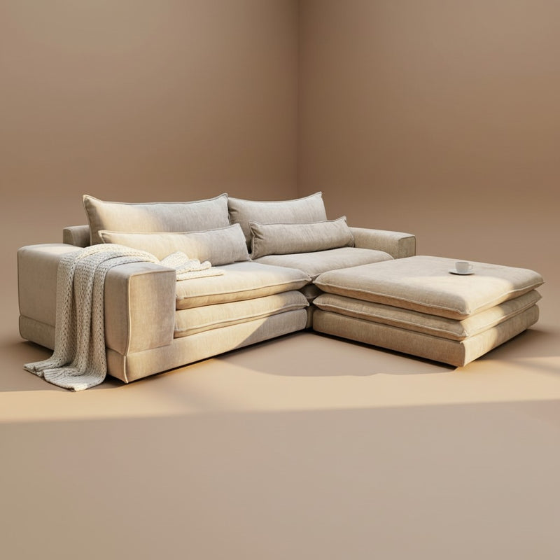 Een stijlvolle beige loungebank die dient als navigatielink naar de categorie Wonen, met subcategorieën zoals banken, modulaire banken, bijzettafels, dressoirs, fauteuils, kasten, poefen, salontafels, vloerkleden en zuilen.